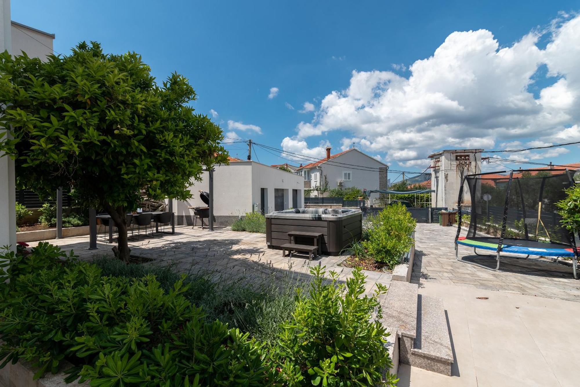 Maca Apartments & Suites Трогир Экстерьер фото