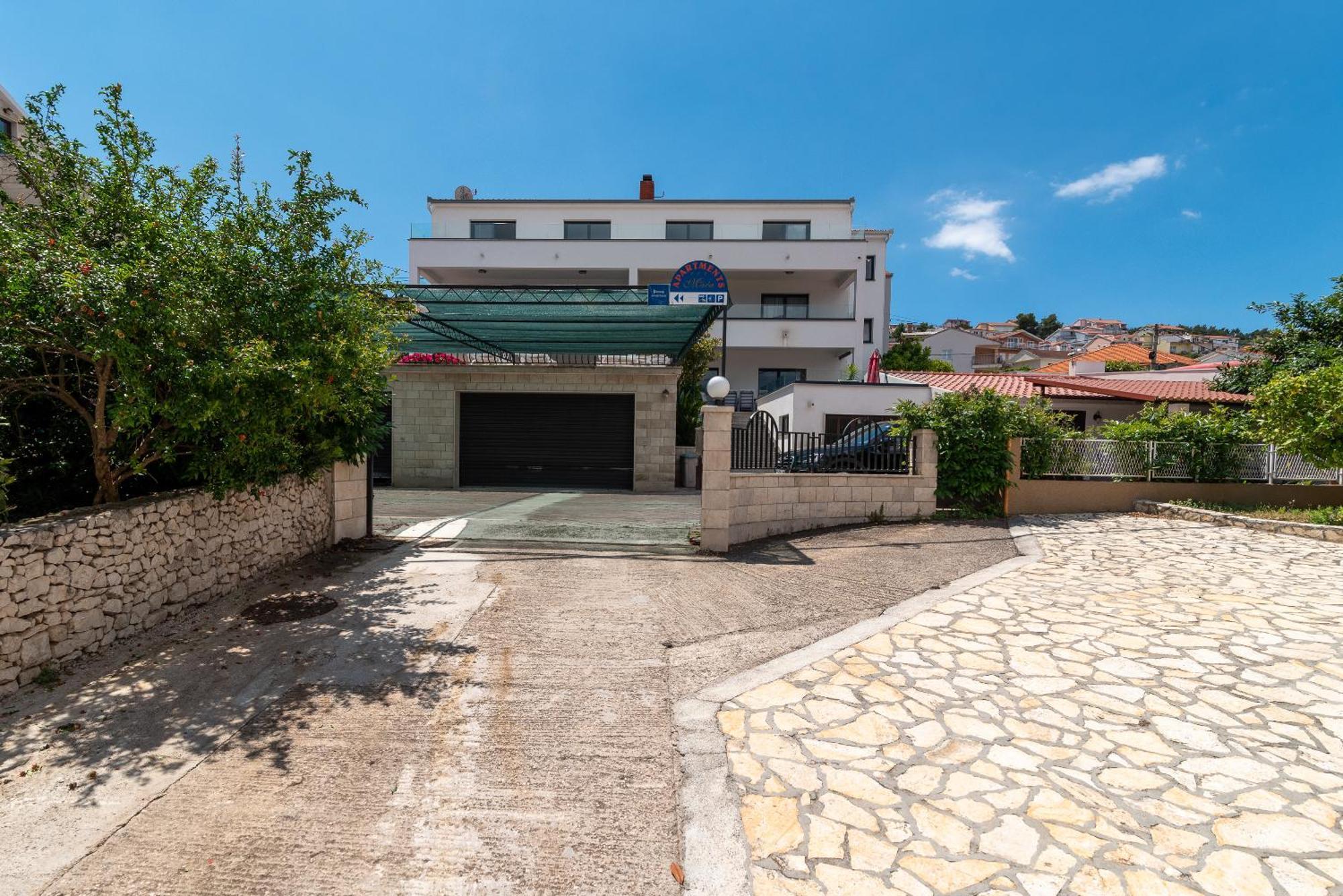 Maca Apartments & Suites Трогир Экстерьер фото