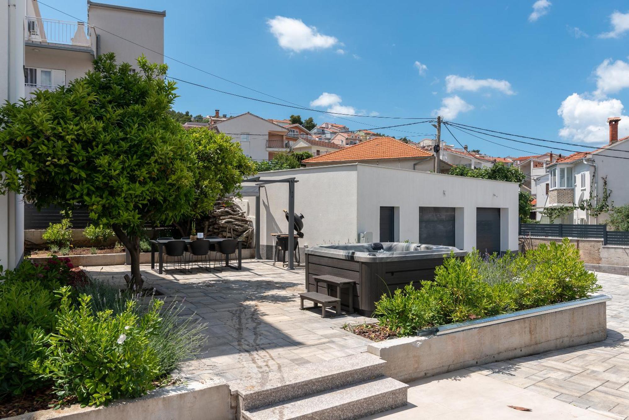 Maca Apartments & Suites Трогир Экстерьер фото