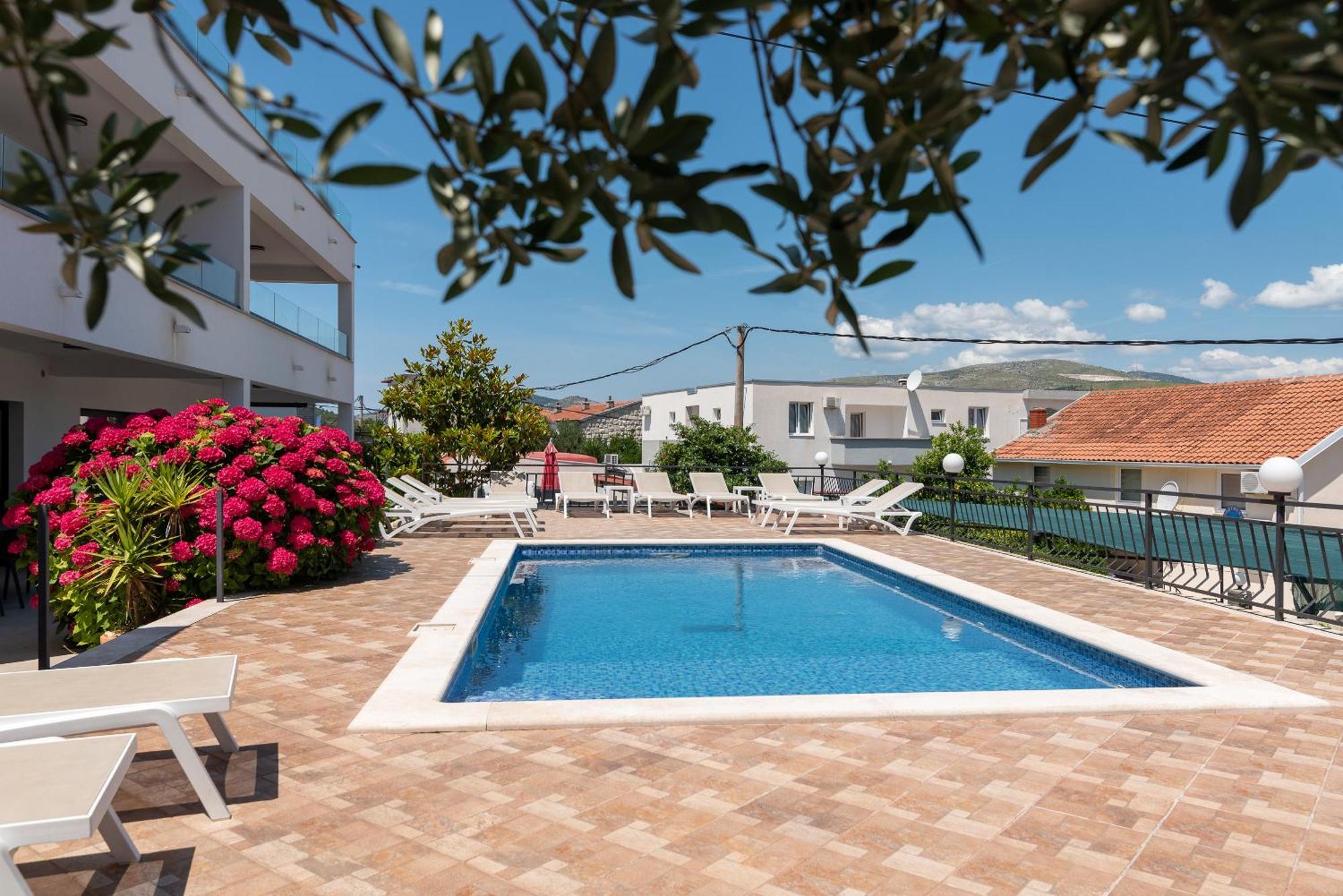 Maca Apartments & Suites Трогир Экстерьер фото